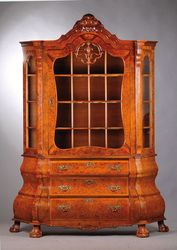 Aufsatzvitrine, sog. Prahlhans, um 1980, schönes Wurzelnussfurnier gespiegelt verlegt, Vitrinenteil 3-seitig verglast, Kopf geschweift, 5-fach ...