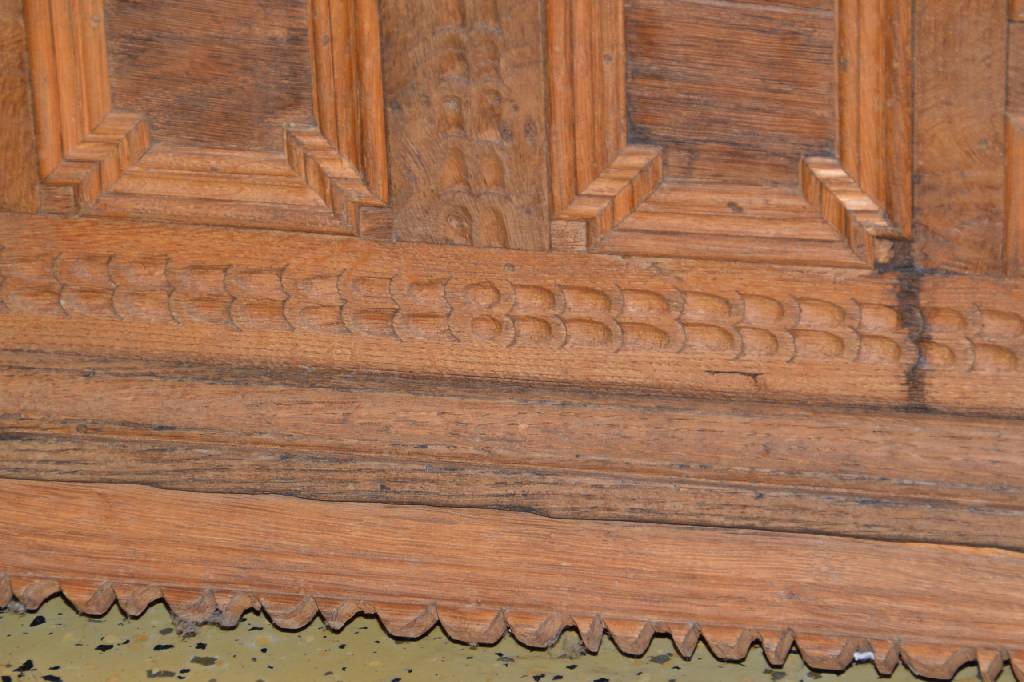 Detail a: Reisetruhe, norddeutsch, 1.H. 18.Jh., Eiche massiv, Deckel vielfach profiliert, Front mit reichlich aufgesetzten Schnitzereien, umlaufend mit ...