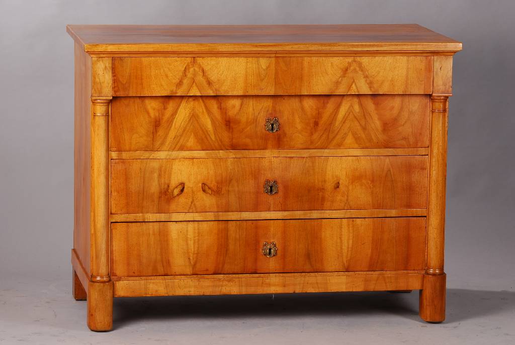 Säulenkommode, Biedermeier, 1.H. 19.Jh., Korpus Weichholz, Front in hellem Nussbaum furniert, 4-schübig, seitliche Halbsäulen, ...