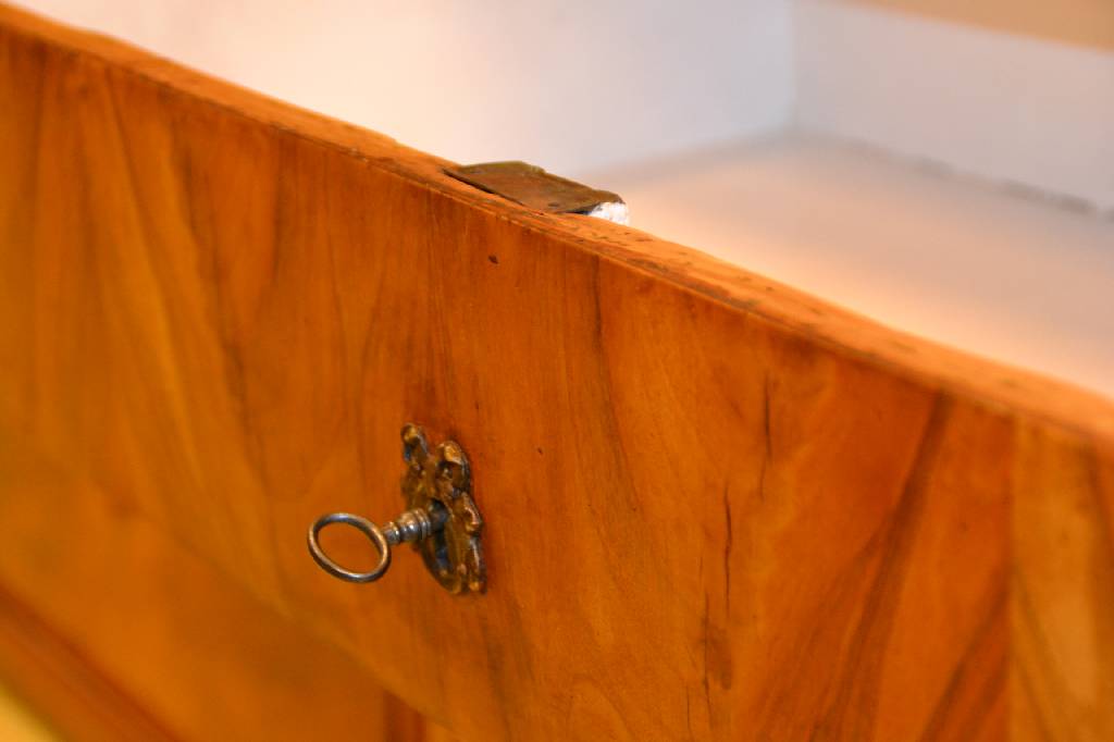 Detail b: Säulenkommode, Biedermeier, 1.H. 19.Jh., Korpus Weichholz, Front in hellem Nussbaum furniert, 4-schübig, seitliche Halbsäulen, ...