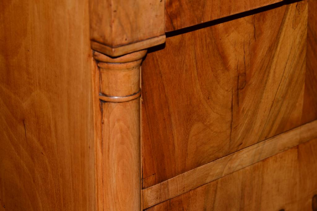 Detail c: Säulenkommode, Biedermeier, 1.H. 19.Jh., Korpus Weichholz, Front in hellem Nussbaum furniert, 4-schübig, seitliche Halbsäulen, ...