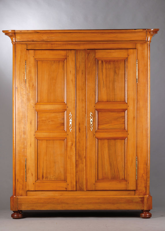 Louis-Seize-Schrank, Pfalz/Elsaß, ausgehendes 18. Jh., Birnen-/Kirschholz, Kopf 4-fach getreppt mit Hohlkehle, Türen u. Seiten je 3- fach mit ...