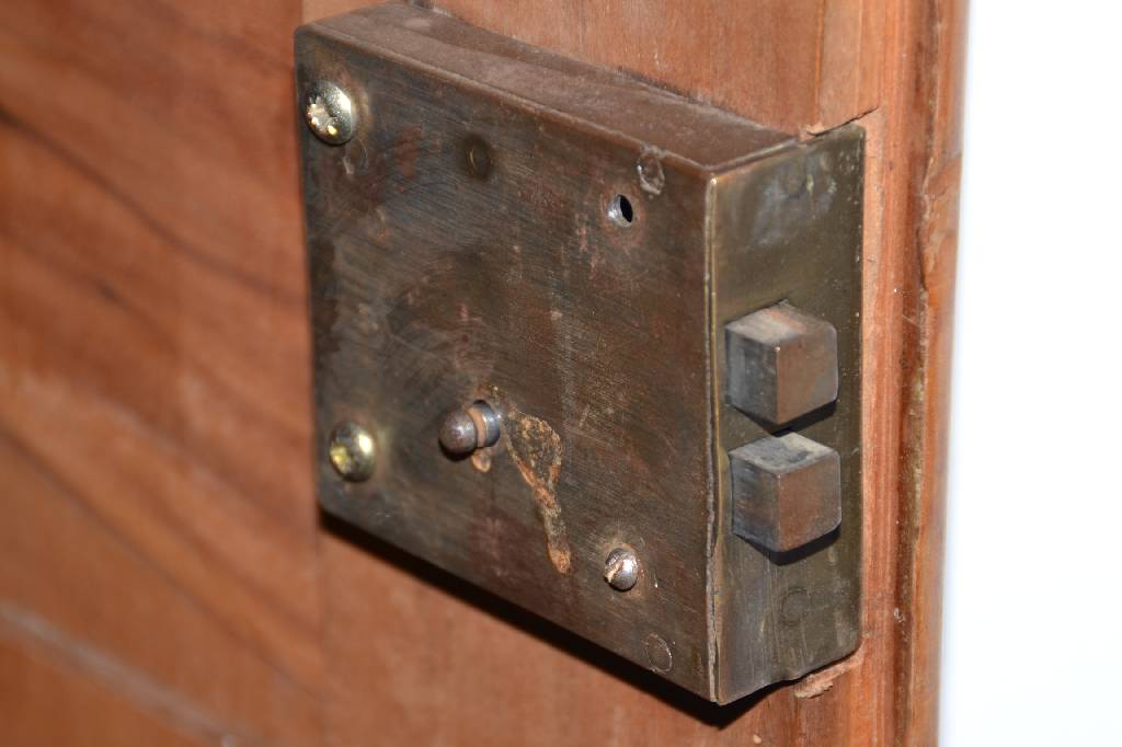 Detail c: Louis-Seize-Schrank, Pfalz/Elsaß, ausgehendes 18. Jh., Birnen-/Kirschholz, Kopf 4-fach getreppt mit Hohlkehle, Türen u. Seiten je 3- fach mit ...