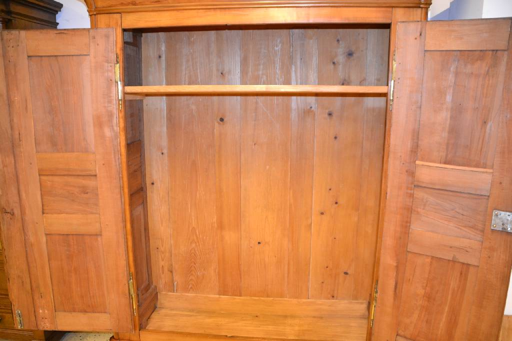 Detail d: Louis-Seize-Schrank, Pfalz/Elsaß, ausgehendes 18. Jh., Birnen-/Kirschholz, Kopf 4-fach getreppt mit Hohlkehle, Türen u. Seiten je 3- fach mit ...