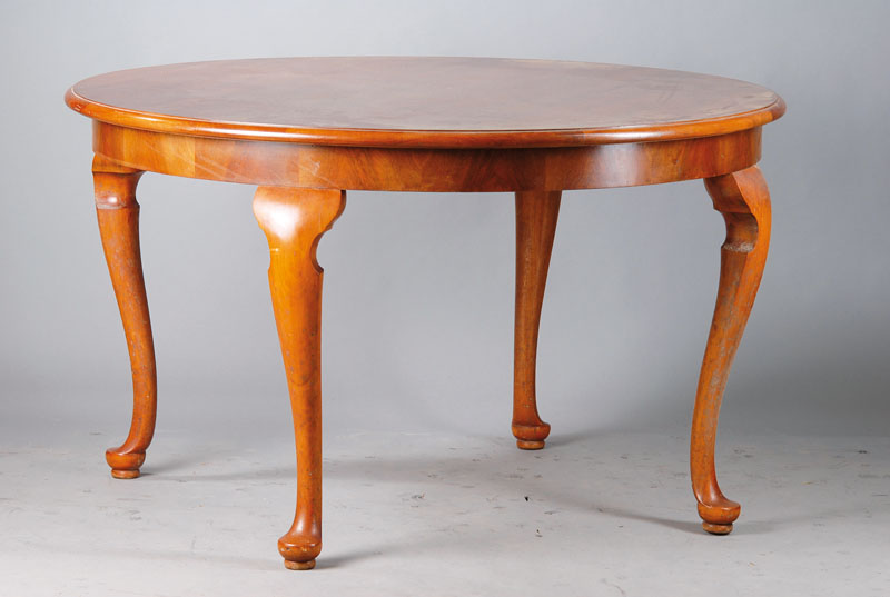 Runder Tisch, wohl Niederhöfer/Edenkoben, 1920er Jahre, Nußbaumfurnier, wohnfertiges Möbel im Barockstil, H. ca. 76 cm, D. ca. 130 cm