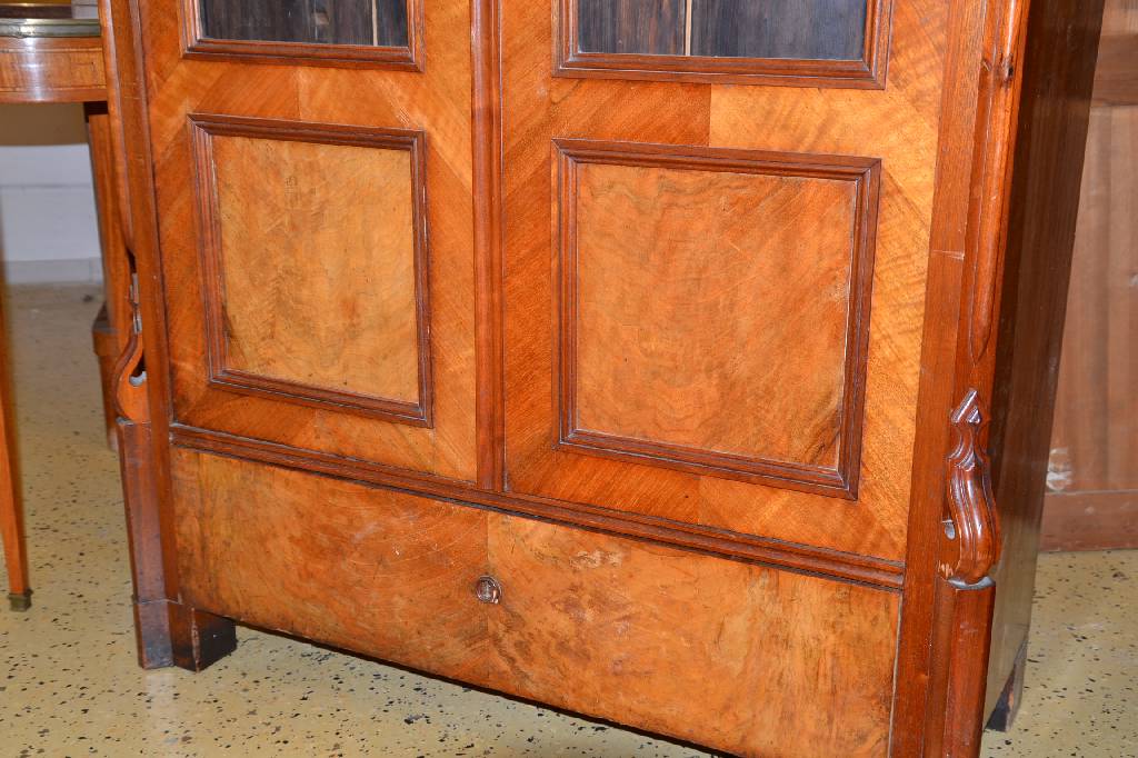 Detail b: Vitrine, Gründerzeit, um 1890, Wurzelnussfurnier, frontseitig verglast, Fuß 1-schübig, l. Altersschäden, ca. 191x100x44 cm