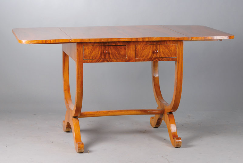 Tisch im Biedermeierstil, 20 Jh., ausklappbar, Nußbaumfurnier gespiegelt, je 2 Schubladen pro Seite, geschweifte Füße, Geb.- Sp., ca. 80x 81(148)x ...