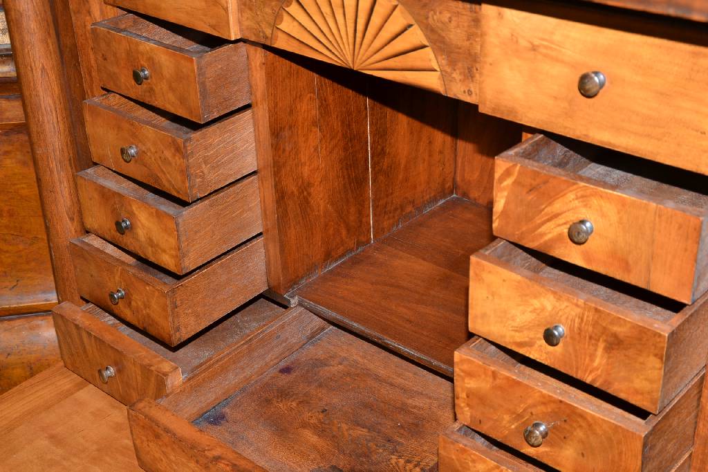 Detail b: Standsekretär, norddeutsch um 1830, Wurzelnussfurnier doppelt u. 4-fach gespiegelt verlegt, 4-schübig, Kopf 3-fach getreppt, Fuß passig, seitliche ...