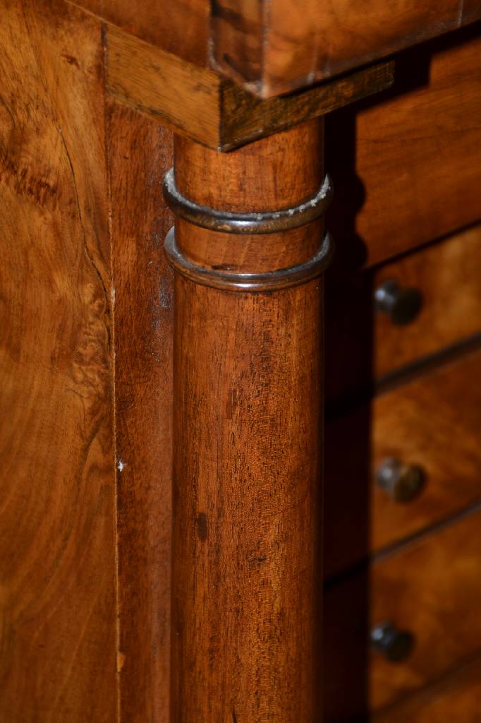 Detail c: Standsekretär, norddeutsch um 1830, Wurzelnussfurnier doppelt u. 4-fach gespiegelt verlegt, 4-schübig, Kopf 3-fach getreppt, Fuß passig, seitliche ...