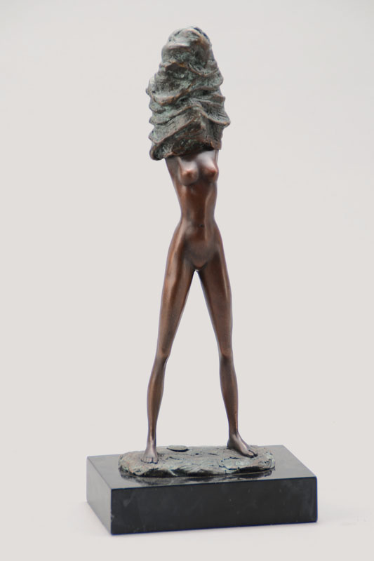 Nick, zeitgenössischer Künstler, Bronzeskulptur teils patiniert, sich auskleidende Frau, signiert, Gießerstempel, auf Marmorsockel, Gesamthöhe ...