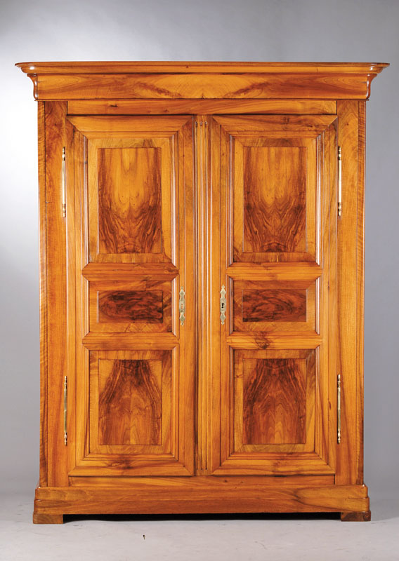 Schrank, badisch, Umkreis Freiburg, um 1800,Nußbaum massiv, Türen dreifach kassettiert, Seiten doppelt kassettiert, aufgesetzte nußbaumfurnierte ...