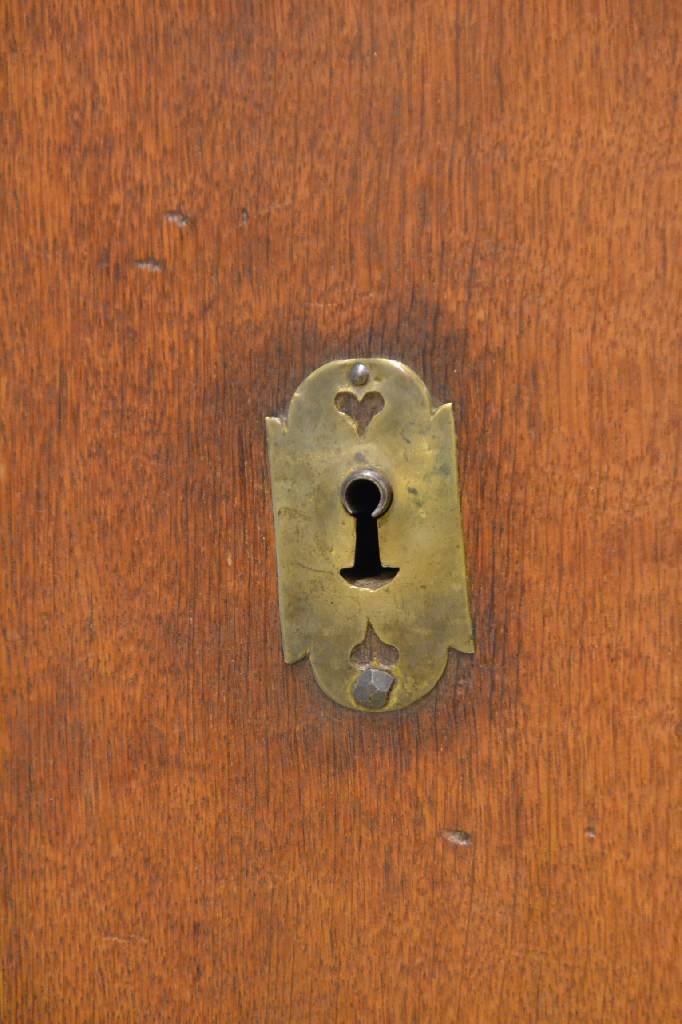 Detail a: Barockschrank, Schwalm, Hessen um 1800, Eiche massiv, Kopf 4-fach getreppt mit doppeltem Ogee-Profil, Tür einfach kassettiert, rechts u. links davon ...
