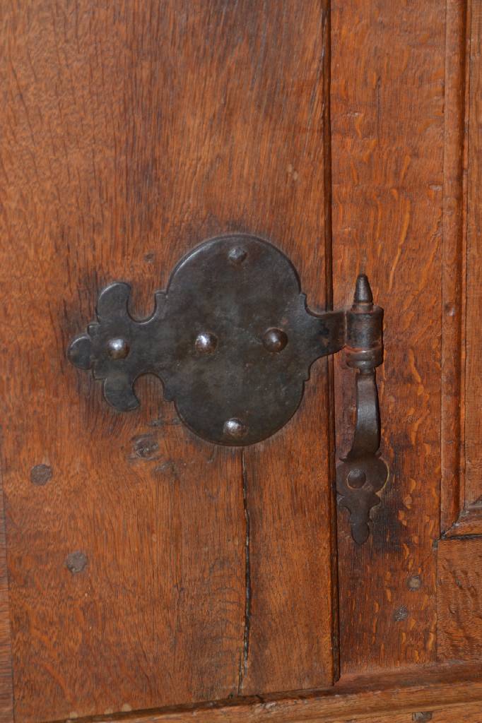 Detail b: Barockschrank, Schwalm, Hessen um 1800, Eiche massiv, Kopf 4-fach getreppt mit doppeltem Ogee-Profil, Tür einfach kassettiert, rechts u. links davon ...