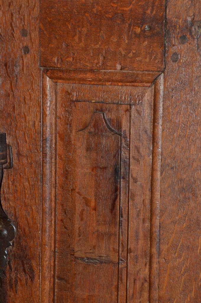 Detail c: Barockschrank, Schwalm, Hessen um 1800, Eiche massiv, Kopf 4-fach getreppt mit doppeltem Ogee-Profil, Tür einfach kassettiert, rechts u. links davon ...