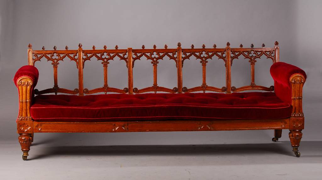 Sofa, England um 1830/40, Eichegestell, neu -gotische Versproßung, Sitzpolsterauflage, diese vielfach genoppt, u. Bezug in sehr gutemZustand, auf ...