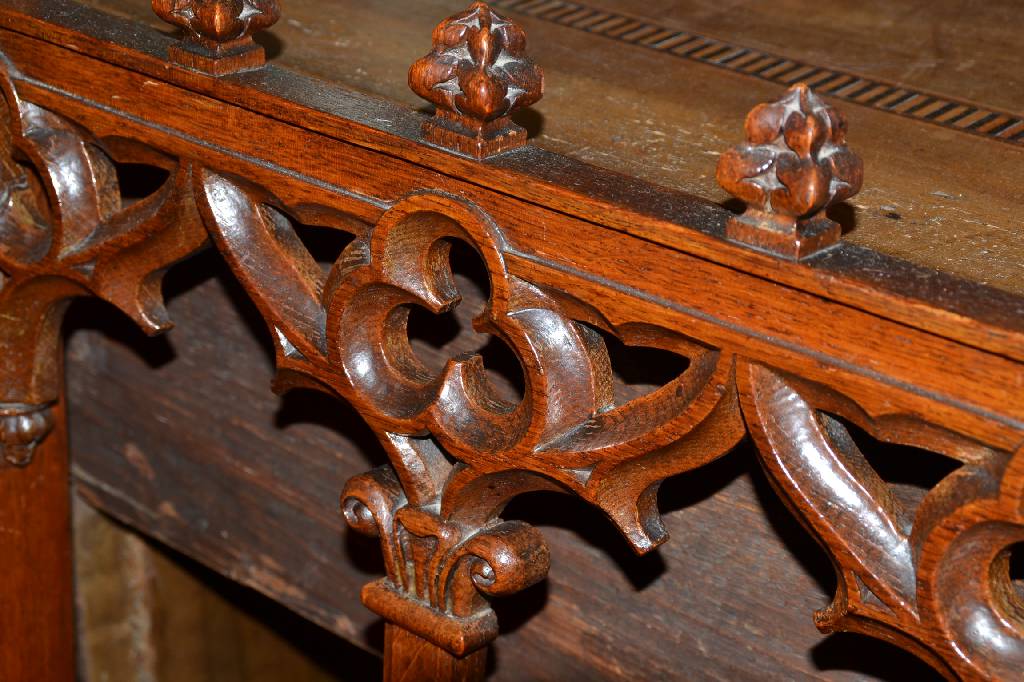 Detail a: Sofa, England um 1830/40, Eichegestell, neu -gotische Versproßung, Sitzpolsterauflage, diese vielfach genoppt, u. Bezug in sehr gutemZustand, auf ...