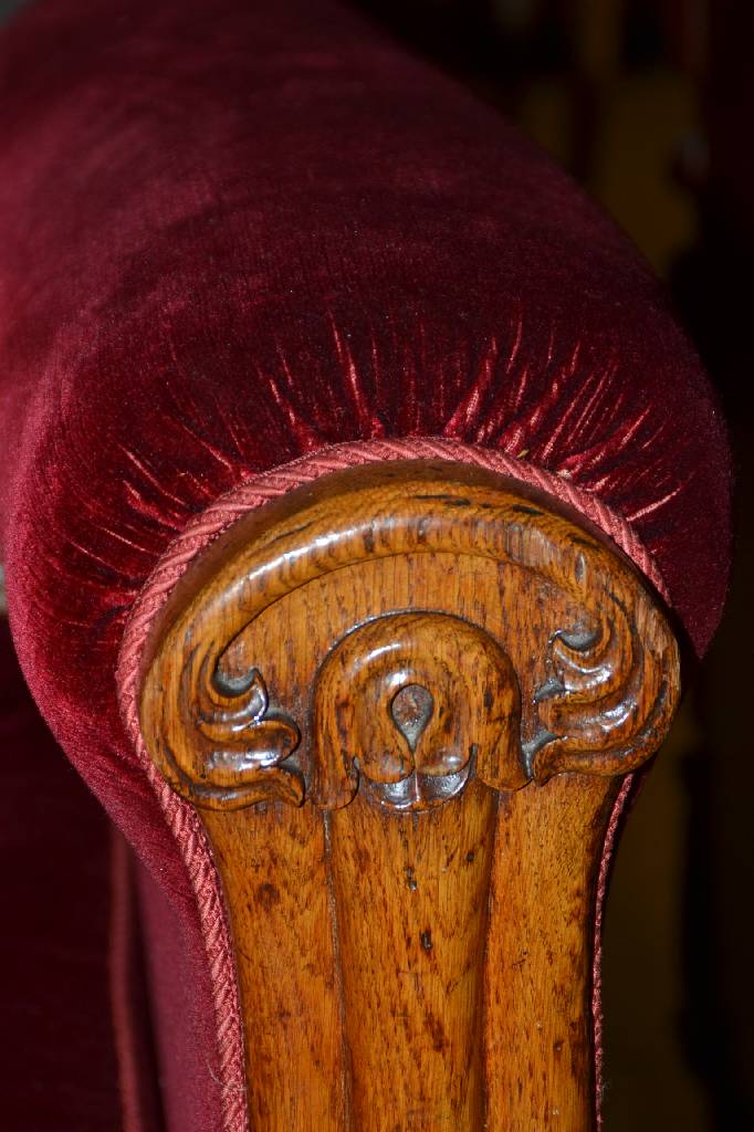 Detail b: Sofa, England um 1830/40, Eichegestell, neu -gotische Versproßung, Sitzpolsterauflage, diese vielfach genoppt, u. Bezug in sehr gutemZustand, auf ...