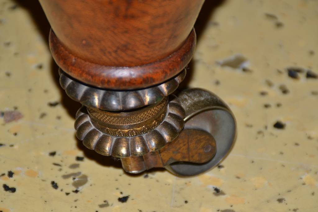 Detail c: Sofa, England um 1830/40, Eichegestell, neu -gotische Versproßung, Sitzpolsterauflage, diese vielfach genoppt, u. Bezug in sehr gutemZustand, auf ...
