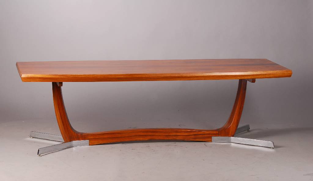 Sofatisch, im Art-Deco-Stil, um 1964, Palisander massiv z.T. furniert, lebendiges Furnierbild auf Platte, Fußgestell verchromt, Oberfläche neu, ...