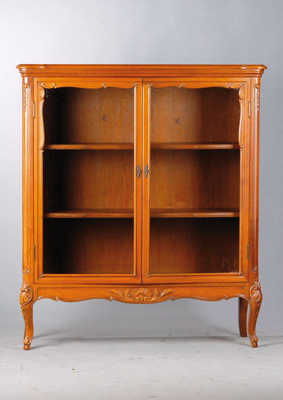 Vitrine, sog. Schröder-Möbel, um 1965, Nussbaum massiv, Schnitzereien aus dem Vollholz, 2 Einlegeböden, gute Verarbeitung, ca. 120x106x38 cm