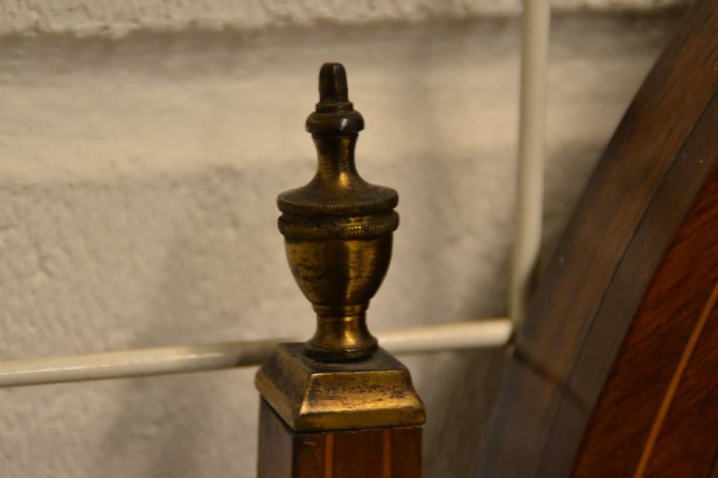 Detail a: Frisiertisch, sog. Poudreuse, England um 1900, viktorianisch, Mahagoni furniert, Fadenintarsien aus Ahorn, Kommodenteil 4- schübig, Oberteil ...