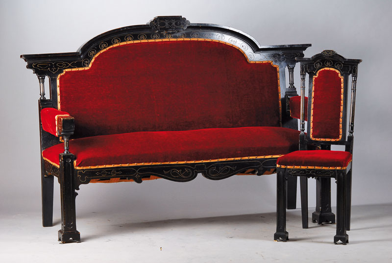 Ausgefallene Sitzgruppe, wohl Frankreich um 1890, bestehend aus einem Sofa u. 4 Stühlen,Gestell Buche geschwärzt, bordeaux-farbener Bezug, ...