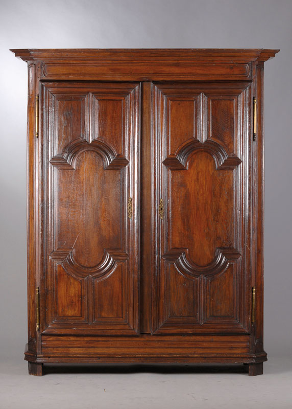 Barockschrank, Elsaß-Lothringen um 1780, Eiche massiv, auf Rahmen gearbeitet, Kranz mitvielfacher Profilierung, dieser sek., Kopf mitangedeuteter ...