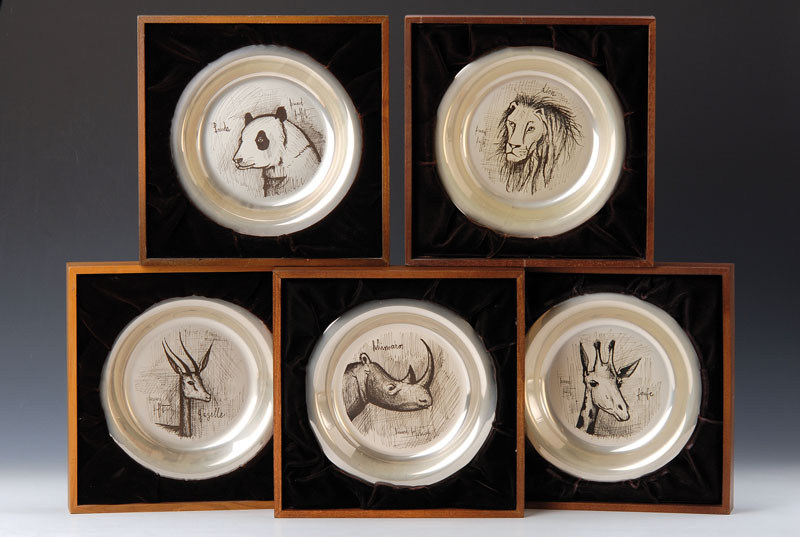 Bernard Buffet, 1928-1999, fünf Teller, 925er Sterling Silber, Ed. Le Medaillier Paris, mit radiertem Motiv: Löwe 1976, Panda 1974, Rhinozerus ...