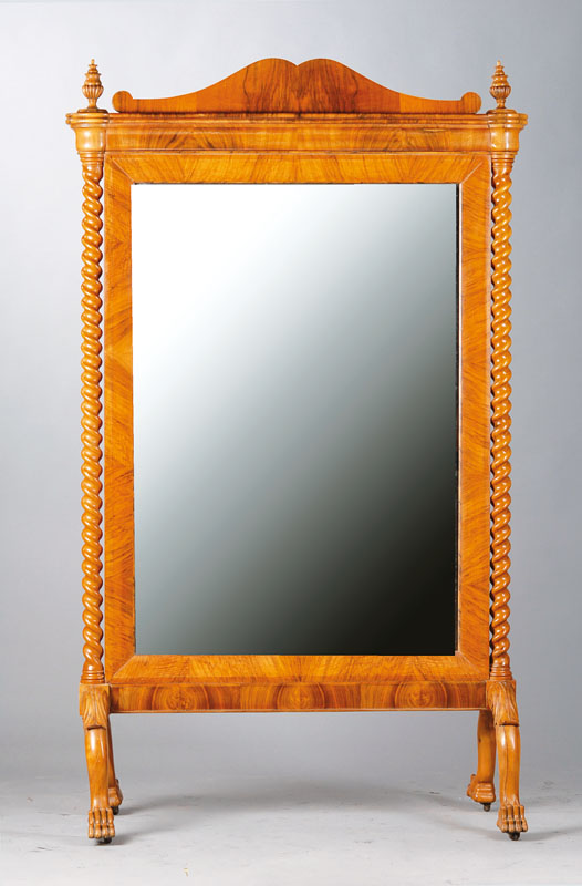 Spiegel, Spätbiedermeier um 1850/60, Nussbaum und Wurzelholzfurnier, wohl ehemals mit Goblin-Bild, Kranz passend ergänzt, seitliche, gedrechselte ...
