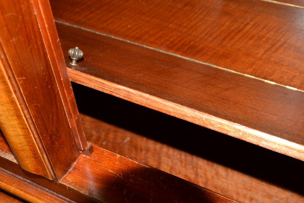 Detail c: kleiner Wellenschrank, Italien, um 1970, Nussbaum massiv z.T. quer furniert, Kopf vielfach getreppt mit Hohlkehle u. S-förmigem Profil, Türen je ...