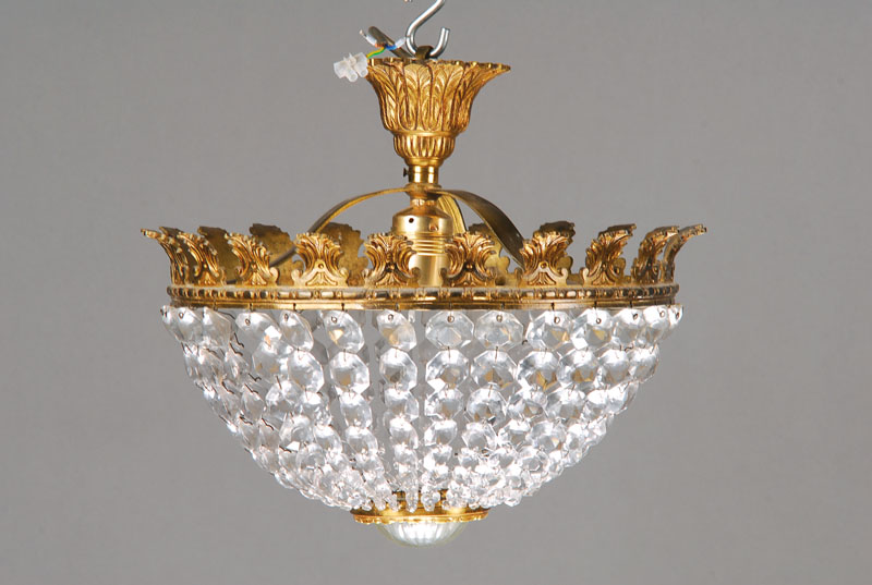 Deckenlampe, wohl Spanien, 20er Jahre, reiches Glasgehänge, eine Mittelbrennstelle, H. ca. 36 cm, D. ca. 34 cm, Fu. nicht geprüft