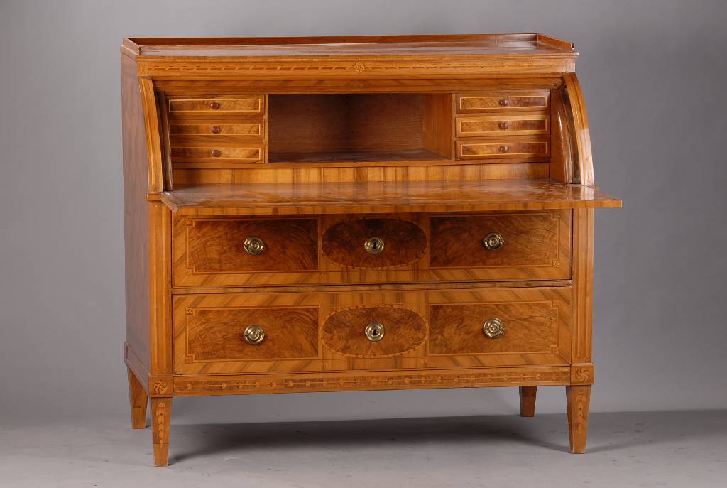 Zylinderbureau, sog. Bureau á cylindre, Um 1770/80, große Nähe zu Neuwied, Nussbaumfurnierdoppelt gespiegelt verlegt, Korpus Weichholz, Front mit ...