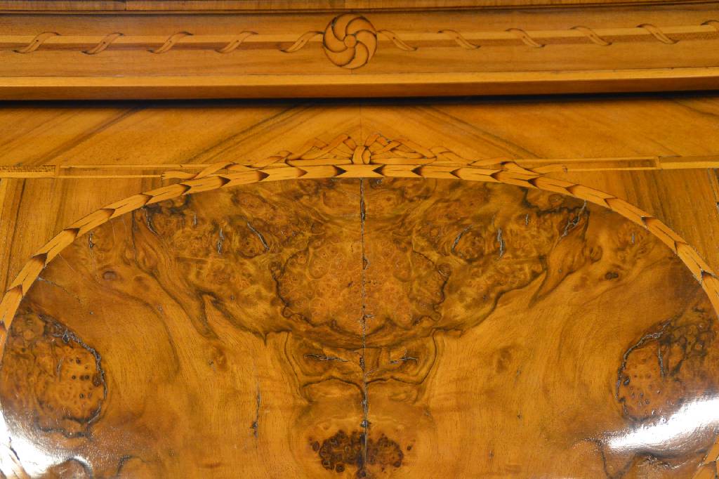 Detail b: Zylinderbureau, sog. Bureau á cylindre, Um 1770/80, große Nähe zu Neuwied, Nussbaumfurnierdoppelt gespiegelt verlegt, Korpus Weichholz, Front mit ...