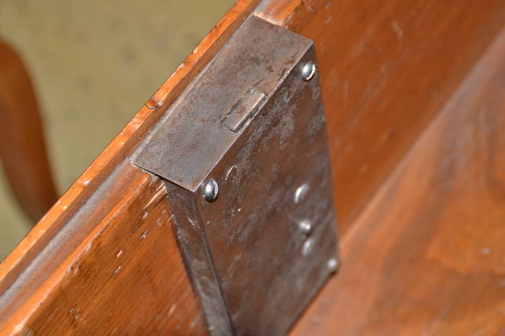 Detail c: Zylinderbureau, sog. Bureau á cylindre, Um 1770/80, große Nähe zu Neuwied, Nussbaumfurnierdoppelt gespiegelt verlegt, Korpus Weichholz, Front mit ...