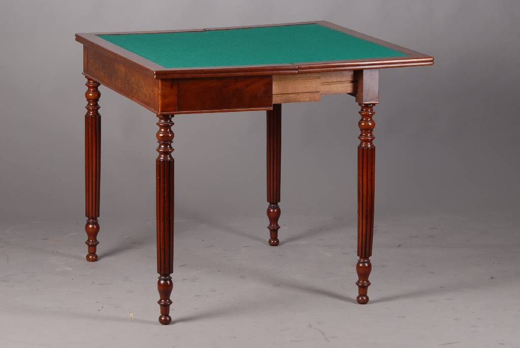 Spieltisch, deutsch um 1850, Pyramidenmahagoni gespiegelt verlegt, reichlich gedrechselt u. geriefte Beine, mit grünem Stoff beschlagen, guter ...