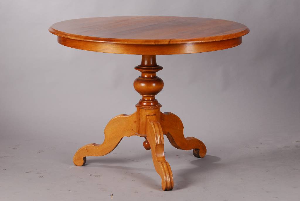 Runder Tisch, Biedermeier um 1870, schönes Nussbaumfurnier, reich balustierte Säule auf 3 doppelt geschweiften Füßen, H. ca.74 cm, D. ca. 100 cm