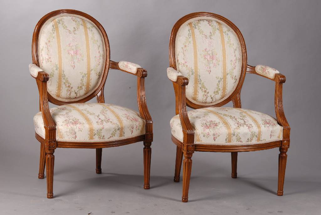 4 Armlehnsessel, Nussbaum massiv, um 1770/80, Bezug u. Polster in den 70ern erneuert, rundkannelierte Füße, H. ca. 88 cm, Sh. ca. 42 cm