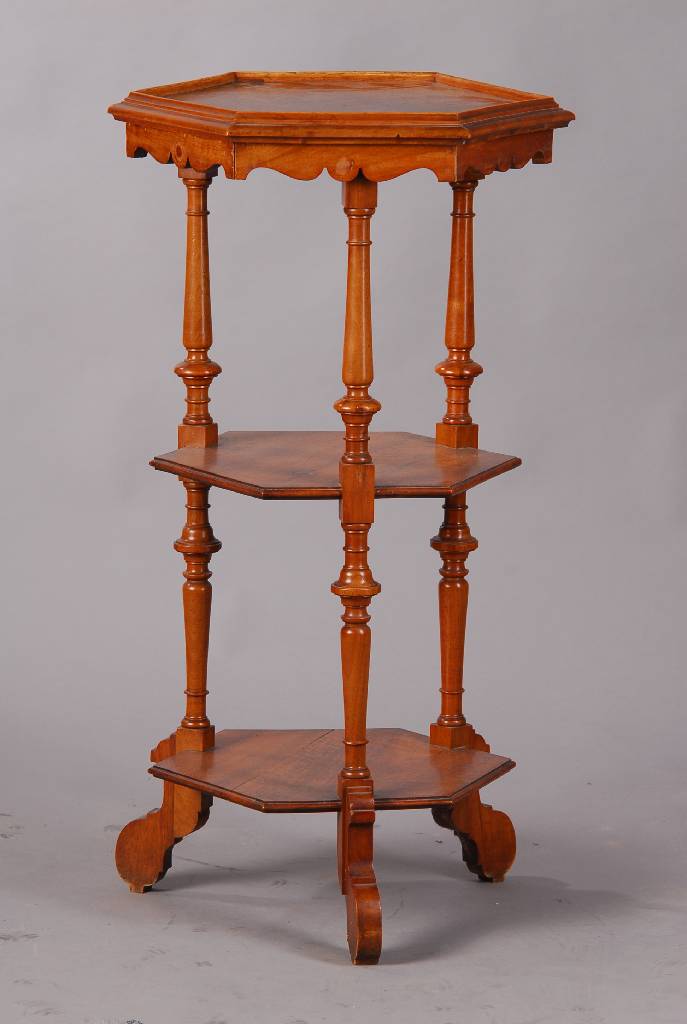 Etagere, 2.H. 19.Jh., Nussbaum massiv, 6-eckige Formgebung, 3 reich balustierte Säulen tragen 3 Etagen, Neuverleimung empf., H. ca.80 cm, D. ca. 45 ...