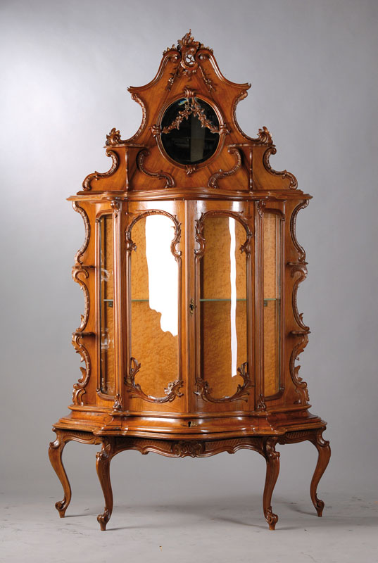 Vitrine, Nussbaum, 1860, vielfach geschweifte Form, Aufsatz mit reicher Rocaillen-, Akanthusblatt- und Volutenschnitzereien, verspiegelt, dieser mit ...