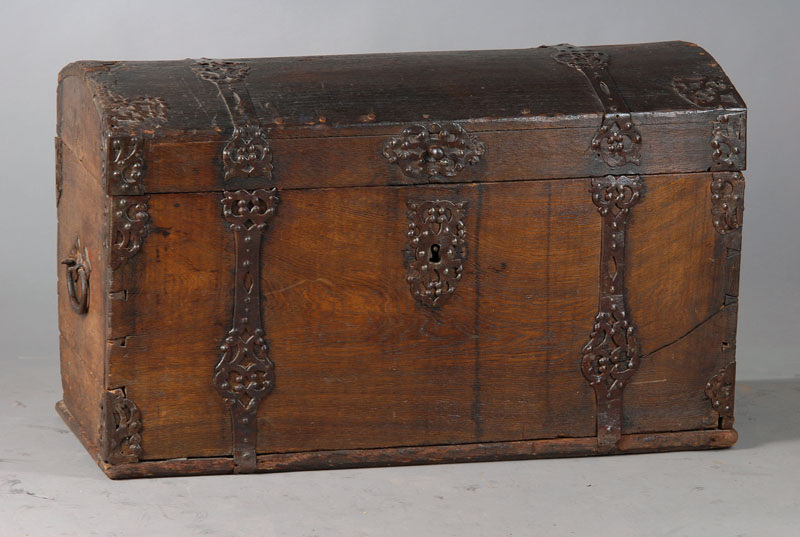 Kleine Barocktruhe, sog. Reisetruhe, um 1730/50, genauer: Buckeltruhe, aufwendiges Beschlagwerk, orig. Schloss, Schlüssel u. Beschlag, ...