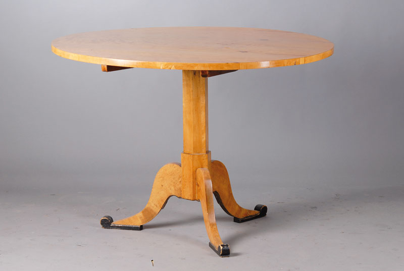 Tisch, mitteldeutsch, um 1860/70, Ahorn furniert z.T. massiv, furnierte Platte (diese ehemals zum ausziehen) auf gerader, 6-eckigen Säule, 3 ...