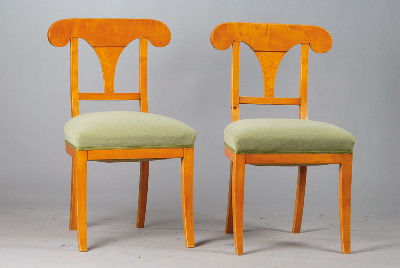 4 Biedermeierstühle, Mitteldeutsch, um 1830/40, Ahorn massiv z.T. furniert, sog. Schaufelstühle, Rückenlehne schaufelförmig mit angedeuteten ...