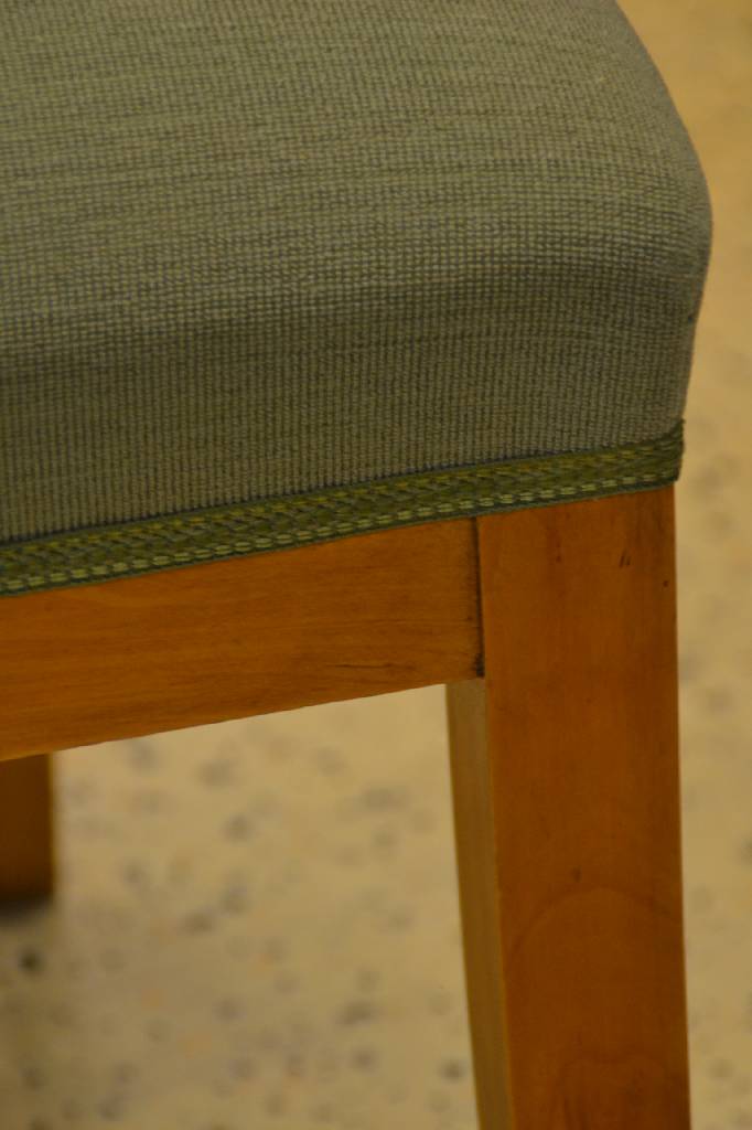 Detail a: 4 Biedermeierstühle, Mitteldeutsch, um 1830/40, Ahorn massiv z.T. furniert, sog. Schaufelstühle, Rückenlehne schaufelförmig mit angedeuteten ...