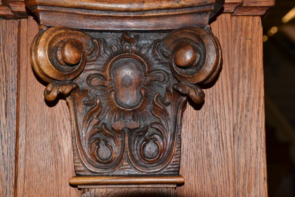 Detail a: Pilasterschrank, Hessen um 1680-1720, Eiche Kernholz, warmer Braunton, in sich 3-geteilt, Kopf vielfach in unterschiedlichsten Profilierungen u.a. ...