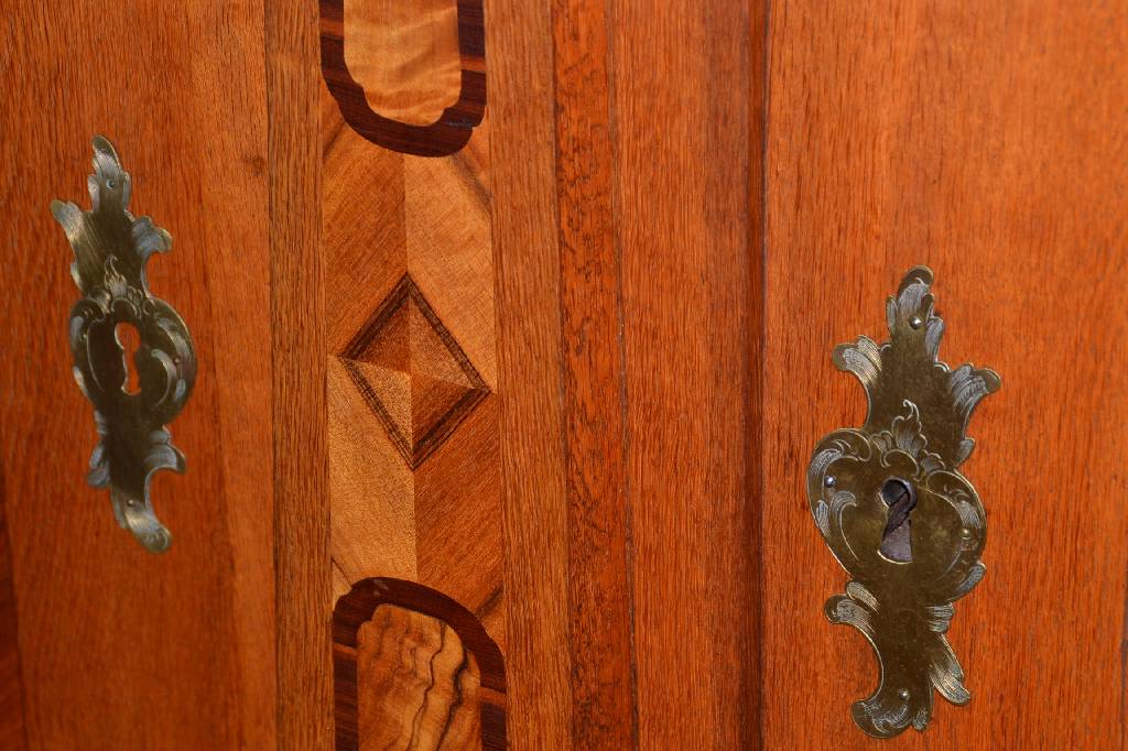 Detail b: Pilasterschrank, Hessen um 1680-1720, Eiche Kernholz, warmer Braunton, in sich 3-geteilt, Kopf vielfach in unterschiedlichsten Profilierungen u.a. ...