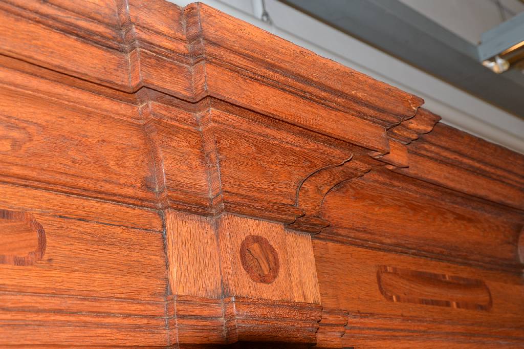 Detail c: Pilasterschrank, Hessen um 1680-1720, Eiche Kernholz, warmer Braunton, in sich 3-geteilt, Kopf vielfach in unterschiedlichsten Profilierungen u.a. ...