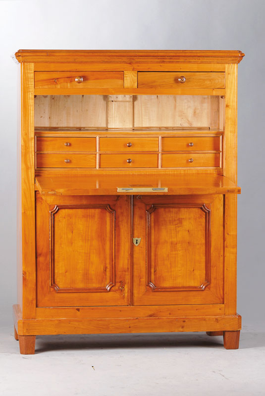 Standsekretär, Norddeutsch um 1830/40, Kirschbaum massiv, Kopf 2-schübig, vielfach profiliert, Unterteil 2-türig, Innenleben 6-schübig mit einem ...