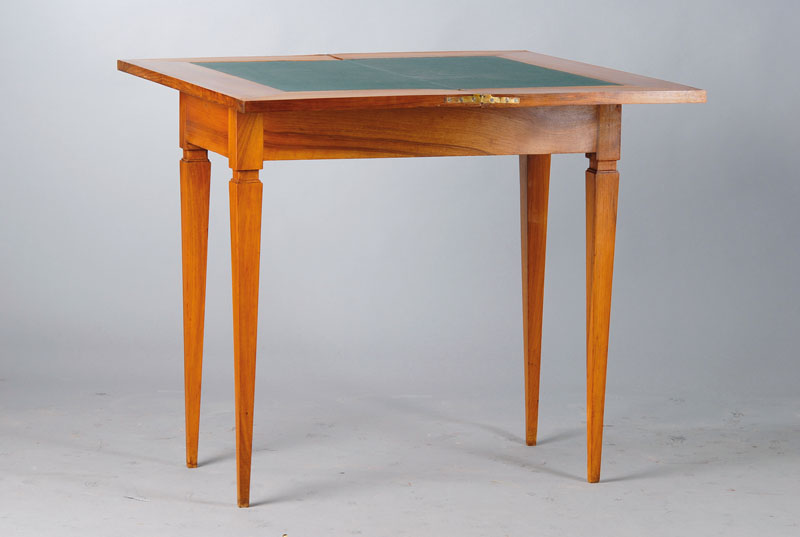 Spieltisch, Louis-Seize um 1800, Nussbaum, Wurzelnussfurnier 4-fach gespiegelt verlegt, konisch verlaufende Füße, mit grünem Leder beschlagen, ...