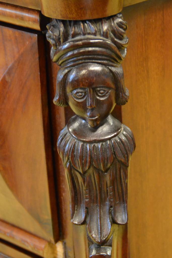 Detail a: Standsekretär, norddeutsch, um 1835/40, Eiche- und Weichholzkorpus, Pyramidenmahagonifurnier z.T. gespiegelt und z.T. doppelt gespiegelt verlegt, ...