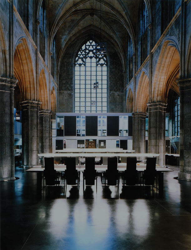 Candida Höfer, geb. 1944, Farbfotografie, "Rijksarchief Limburg Maastricht I 2003", rückseitig handsigniert und nummeriert 48/100,in ...